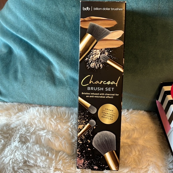 “That’s so Betty” BettyBoop x Ipsy 
Eyeshadow Palette & dbd 5 Brush Set - Picture 9 of 11